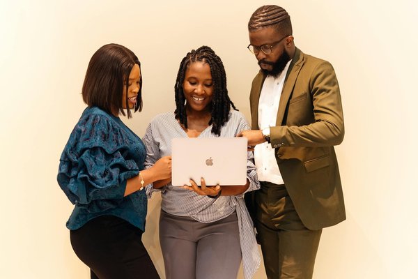 Welche Tipps gibt es für kostengünstige Backpacking-Routen?